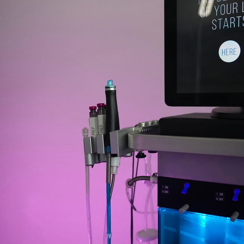 An image of Hydrafacial machine- Handpiece Screen Square in a gradient purple background.